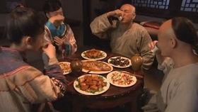 父子喝酒吃瓜,畅饮美酒，共享瓜香时光