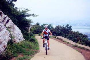 坐在山顶上吃瓜,一场别开生面的山顶野餐之旅