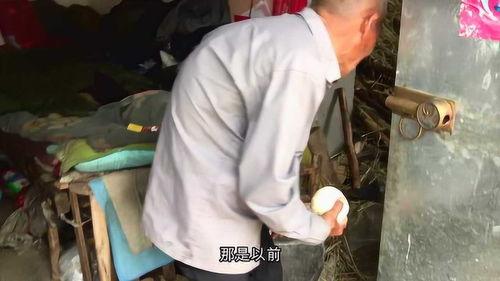 八十岁老头吃瓜,诠释岁月静好