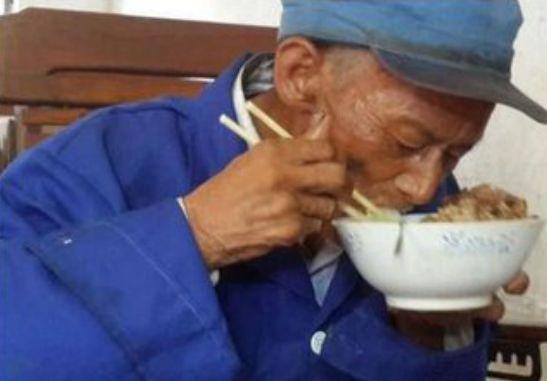 吃瓜维族大爷视频,展现民族风情与生活趣味